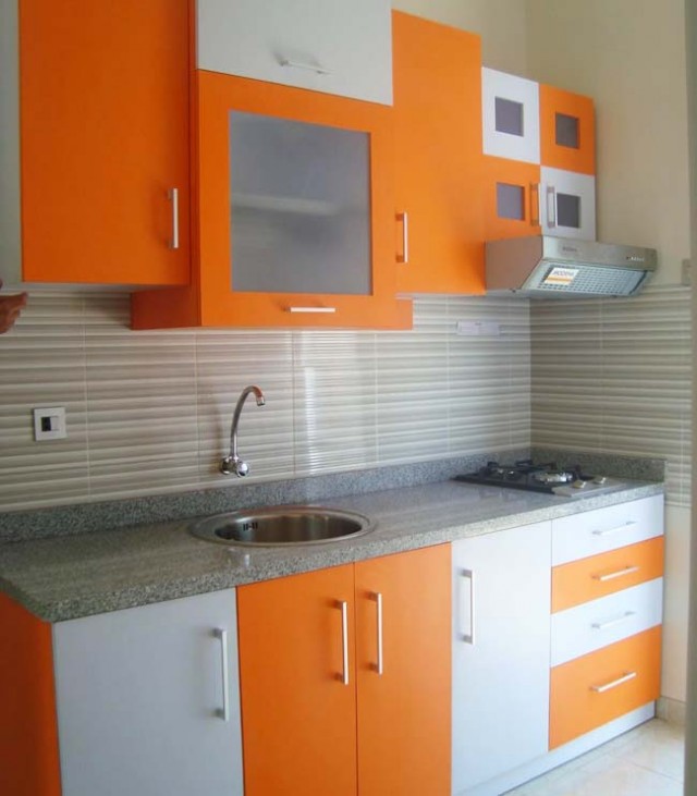 Оранжево-белая кухня
