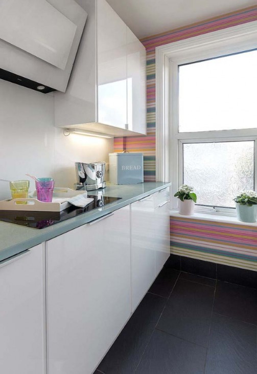 10 продуманных интерьеров с узкой кухней. Как спланировать помещение и подобрать мебель?